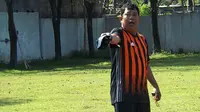 Pelatih Persebaya U-17, Seger Sutrisno. (Bola.com/Aditya Wany)