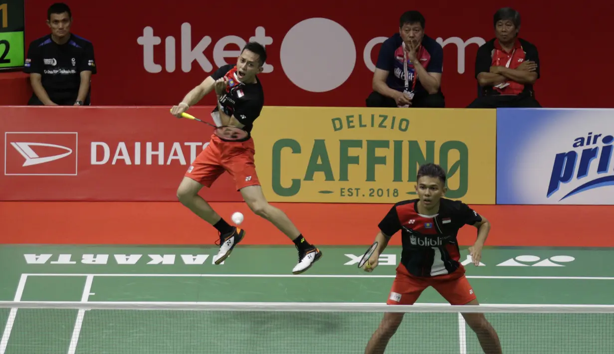 Ganda Putra Indonesia, Fajar Alfian/Muhammad Rian Ardianto, saat melawan wakil Jepang, Akira Koga/Taichi Sato, pada laga Indonesia Masters di Istora, Jakarta, Rabu (15/1/2020). Fajar/Rian menang 21-19, 16-21, dan 21-13. (Bola.com/M Iqbal Ichsan)