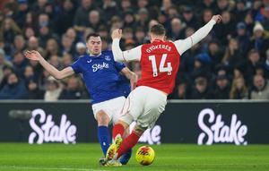 Pemain Everton, Michael Keane (kiri), berebut bola dengan pemain Arsenal Viktor Gyoekeres dalam laga Liga Inggris, Minggu, 21 Desember 2025. (AP Photo/Ian Hodgson)