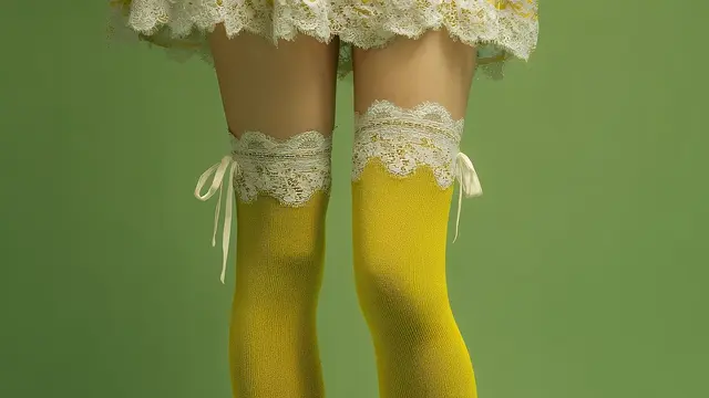 Stirrup Styling dan Stoking Renda Berwarna untuk Tampilan Lebih Berani