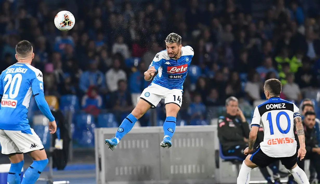 Penyerang Napoli, Dries Mertens menyundul bola saat menjamu Atalanta dalam laga pekan kesepuluh Liga Italia di Stadion San Paolo, Naples, Rabu (30/10/2019). Laga sengit Napoli vs Atalanta berakhir tanpa pemenang dengan skor 2-2. (Ciro Fusco/ANSA via AP)