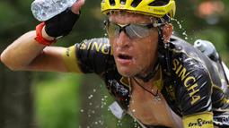 Pebalap dari tim Singha Infinite Cycling menyiram air ke wajahnya saat melintasi jalur tanjakan kelok 44  etape ke-4 Tour de Singkarak 2016 di Kabupaten Agam, Sumatera Barart. (Bola.com/NIcklas Hanoatubun)