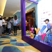 Menjelang malam, acara XYZ Day 2018 semakin dipadati pengunjung. Antrian pengunjung tampak terlihat di depan pintu masuk The Hall Senayan City, Jakarta Pusat. (Bambang E. Ros/Bintang.com)