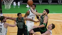 Forward Boston Celtics, Jayson Tatum (lompat) mencetak 50 poin ketika mengalahkan Brooklyn Nets pada play-off NBA di TD Garden, Sabtu (29/5/2021) pagi WIB. (AP/Elise Amendola).