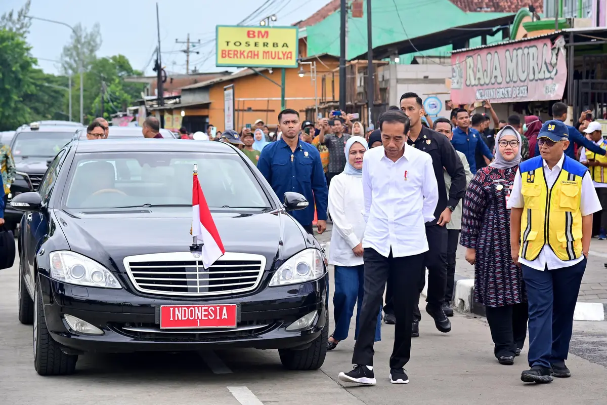 Presiden Joko Widodo (Jokowi) meninjau perbaikan meninjau ruas Jalan Surakarta-Gemolong (Sragen)-Purwodadi di Desa Ngandul, Kabupaten Sragen.