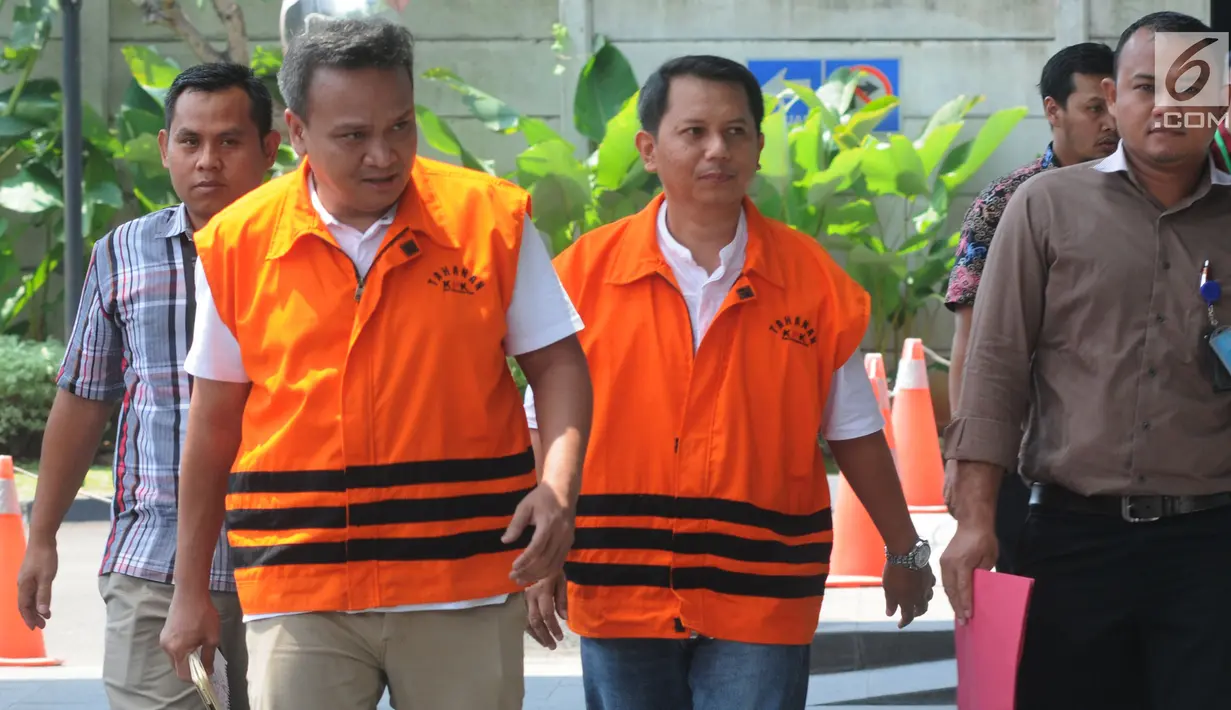 Keponakan Ketua DPR Setya Novanto, Irvanto Hendra Pambudi dan Kabid Perizinan DPM PTSP Pemkab Subang, Asep Santika berjalan menuju gedung KPK untuk menjalani pemeriksaan, Jakarta, Kamis (29/03). (Merdeka.com/Dwi Narwoko)