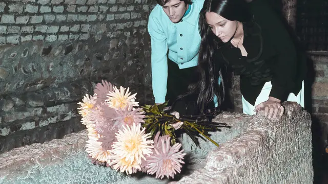 Olivia Hussey dan Leonard Whiting mengunjungi "Makan Juliet" di Verona, Italia, pada 1968. (AP Photo/File)