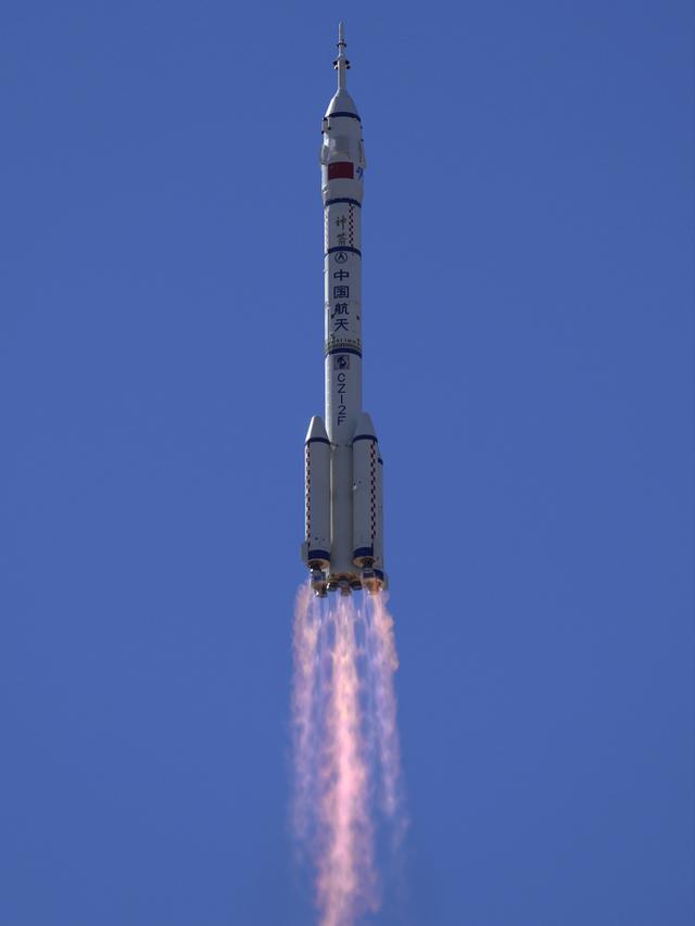 FOTO: China Sukses Luncurkan 3 Astronaut ke Stasiun Luar Angkasa