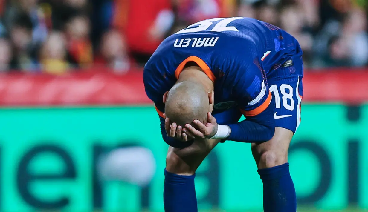 Pemain Timnas Belanda, Donyell Malen, tampak kecewa setelah ditaklukkan Spanyol pada laga leg kedua perempat final UEFA Nations League di Mestalla, Valencia, Senin (24/03/2025) dini hari WIB. (AP Photo/Alberto Saiz)