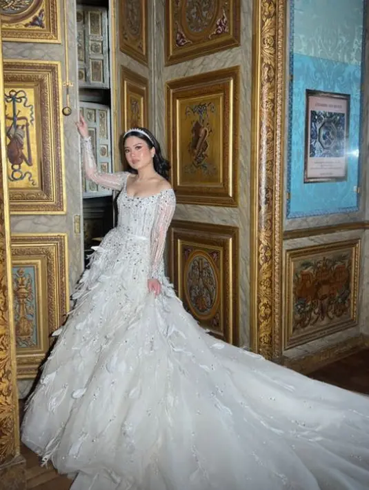 Ballgown ini memiliki detail beads dan bulu yang bikin kesan cantik dan anggun [@audreyphotoparis]