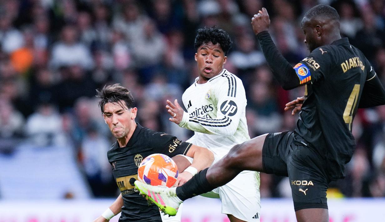 Real Madrid harus menelan pil pahit kala menjamu Valencia pada laga pekan ke-30 La Liga, Sabtu (5/4/2025) malam WIB. (AP Photo/Manu Fernandez)