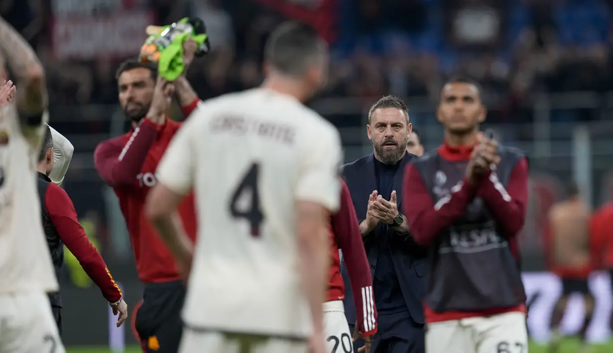 Pelatih AS Roma, Daniele De Rossi, merayakan kemenangan atas AC Milan pada laga Perempat final Liga Europa di Stadion San Siro, Jumat (12/4/2024). Hasil ini membuat AS Roma di atas angin. Namun AC Milan masih punya kans untuk membalikkan skor di leg kedua di Olimpico. (AP Photo/Antonio Calanni)