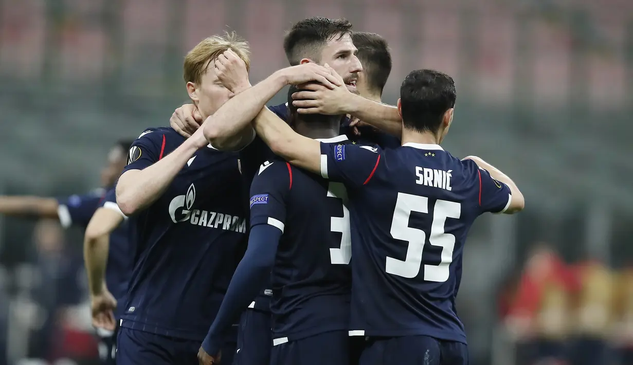 Para pemain Red Star Belgrade marayakan gol penyeimbang 1-1 ke gawang AC Milan yang dicetak striker El Fardou Nabouhane dalam laga leg kedua babak 32 Besar Liga Europa 2020/21 di San Siro Stadium, Kamis (25/2/2021). Red Star Belgrade bermain Imbang 1-1 dengan AC Milan. (AP/Antonio Calanni)