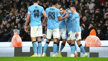 Skuad Manchester City merayakan gol Rayan Cherki dalam laga Carabao Cup versus Brentford, Kamis (18/12/2025). (AP Photo/Jon Super)