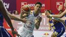Pemain Satria Muda, Yosua (tengah) saat melewati hadangan pemain Bimasakti pada laga IBL Reguler Season di Hall A Senayan, Jakarta, Senin (11/1/2016). Satria Muda menang 55-33. (Bola.com/Nicklas Hanoatubun)