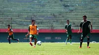 Evan Dimas kala menjalani latihan perdana bersama tim Pra PON Jatim, Jumat (2/10/2015) di Stadion Gelora Delta, Sidoarjo. (Bola.com/Zaidan Nazarul)