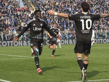 Pemain Como, Assane Diao melakukan selebrasi setelah mencetak gol ke gawang Napoli dalam laga lanjutan Liga Italia 2024/2025 di Giuseppe-Sinigaglia Stadium, Como, Italia, Minggu (23/02/2025) waktu setempat. (AP Photo/LaPresse/Antonio Saia)