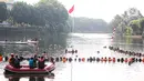 Suasana Upacara Peringatan HUT ke-75 Kemerdekaan RI di Situ Tujuh Muara Pamulang, Tangerang Selatan, Senin (17/8/2020). Upacara yang diikuti ratusan aktivis lingkungan hidup dan juga organisasi kepemudaan itu bertujuan agar pemerintah terus menjaga keberadaan situ. (Liputan6.com/Faizal Fanani)