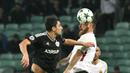 Pemain Qarabag FK. Michel (kiri) berduel dengan pemain AS Roma, Daniele De Rossi pada laga grup C Liga Champions di Baki Olimpiya Stadionu, Baku, (27/9/2017). AS Roma menang 2-1. (AFP/Vano Shlamov)