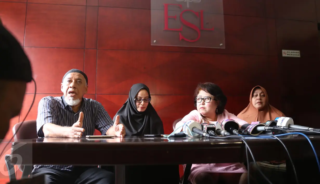 Suasana jumpa pres di kawasan menteng, Jakarta, Kamis (23/3). Putri Aisyah Aminah membeberkan perihal perampas telepon geggam milik asistan rumah tangganya yang berujung pada laporan di Polda Metro Jaya. (Liputan6.com/Herman Zakharia)
