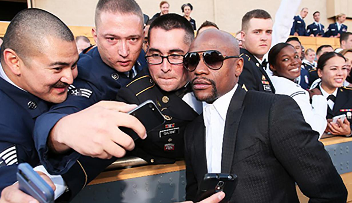 Petinju Floyd Mayweather Jr. foto bersama fans saat berada di California, AS, Sabtu (6/6/2015). Angka pembayaran gaji dan kemenangannya yang mencapai 285 miliar dollar AS membuatnya kaya raya. (AFP/Christopher Polk)