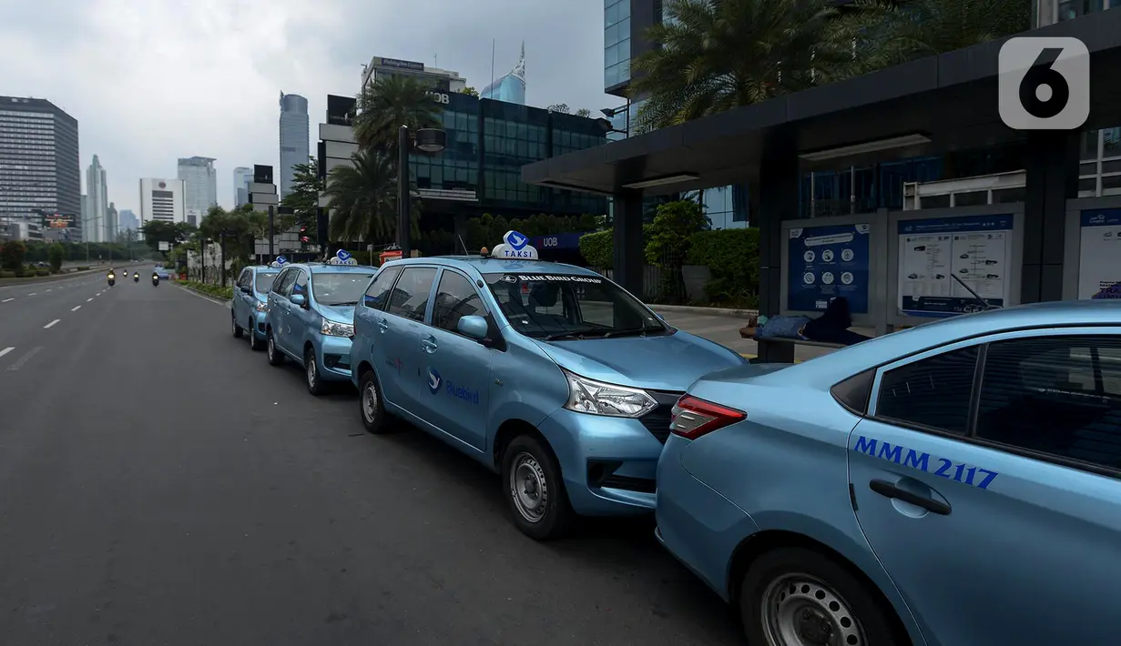 Antrean taksi yang sedang menunggu penumpang terlihatdi kawasan Jalan Jenderal Sudirman, Jakarta, Jumat (1/5/2020). Para pengemudi taksi mengaku sulit mendapatkan penumpang di tengah penerapan Pembatasan Sosial Berskala Besar (PSBB) akibat pandemi COVID-19. (merdeka.com/Imam Buhori)