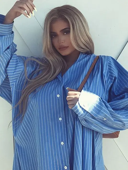 Kabar soal Kylie Jenner hamil pertama kali justru keluar dari mulut ayah Kylie, Bruce, yang telah mengubah namanya menjadi Caitlyn Jenner. Saat itu, diberitakan bahwa usia kandungan Kylie saat itu menginjak empat bulan. (Instagram/Kyliejenner)