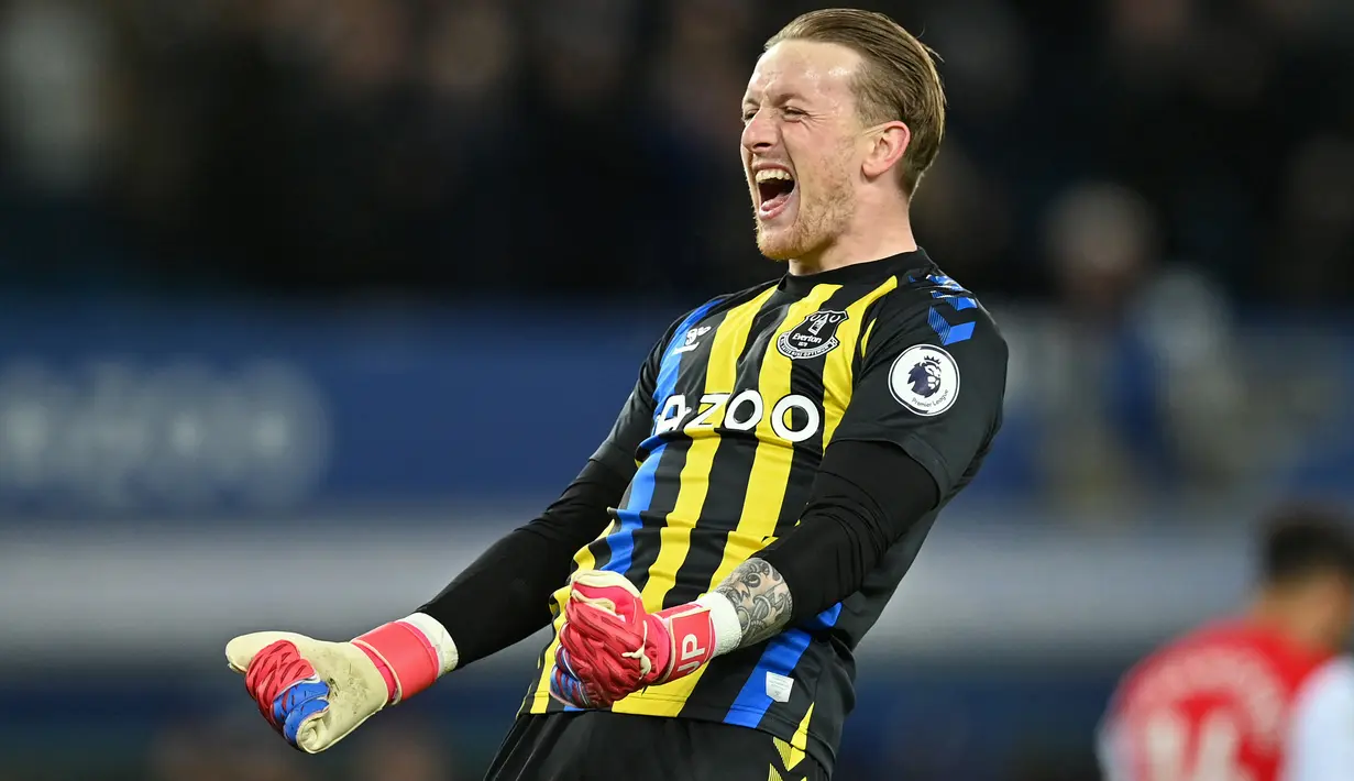 Jordan Pickford. Everton memiliki kiper hebat di dalam diri Jordan Pickford yang menjadi pilihan utama di Timnas Inggris. Aksi-aksinya banyak mengundang decak kagum, terutama saat menghadapi tim-tim besar, seperti Manchester United dan Chelsea yang tidak mampu membobol gawangnya di pertemuan terakhir. (AFP/Paul Ellis)