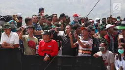 Masyarakat mengambil gambar saat menonton atraksi militer TNI dalam geladi resik HUT TNI ke-72 di Cilegon, Banten, Selasa (3/10). Geladi resik tersebut untuk memperingati HUT TNI ke-72 yang dilaksanakan tanggal 5 Oktober. (Liputan6.com/Angga Yuniar)