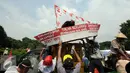 Nelayan menurunkan miniatur perahu saat melakukan aksi unjuk rasa di depan Istana Merdeka Jakarta, Kamis (21/4/2016). Dalam aksinya, mereka menolak reklamasi teluk Jakarta dan menolak penggusuran pemukiman nelayan. (Liputan6.com/Helmi Fithriansyah)