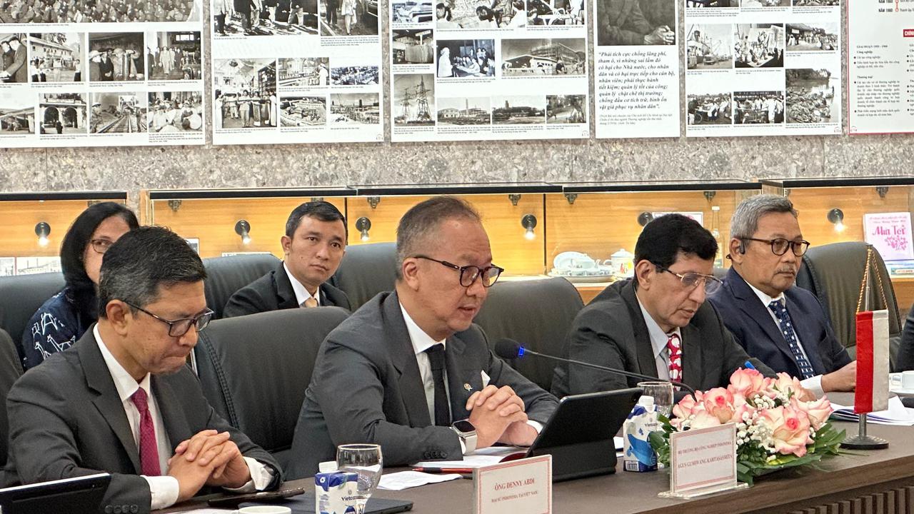 Pertemuan antara Menteri Perindustrian RI Agus Gumiwang Kartasasmita dengan Menteri Perindustrian dan Perdagangan Vietnam Nguyen Hong Dien di Hanoi, Kamis (11/1/2024).