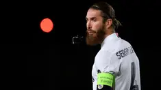 Sergio Ramos merupakan pemain yang baru saja direkrut oleh PSG pada bursa transfer musim 2021/2022. Kepindahannya cukup menggegerkan dunia sepak bola. Ia tercatat telah tampil sebanyak 671 kali dengan 101 gol dan 40 assist untuk Los Blancos sejak musim 2005/2006. (Foto: AFP/Pierre-Philippe Marcou)
