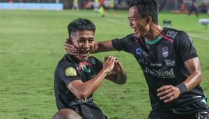 Beckham Putra Nugraha berselebrasi setelah mencetak gol ke gawang PSBS Biak dalam laga pembuka BRI Liga 1 2024/2025 di Stadion Si Jalak Harupat, Soreang, Jumat (9/8/2024) malam WIB. Persib menang 4-1 dalam laga itu. (Bola.com/Dok. PSSI Pers)