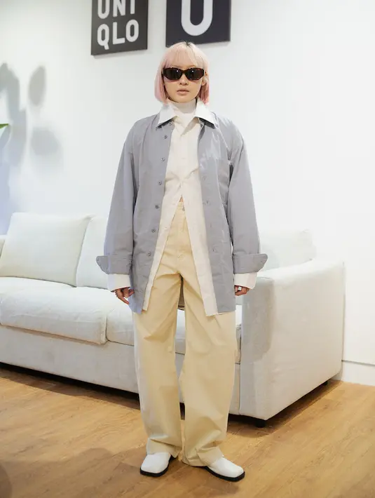 <p>Pada koleksi UNIQLO U Spring/Summer 2025, hadir lima pilihan luaran yang masing-masing memiliki karakter berbeda. Salah satu yang mencuri perhatian adalah Mantel Hoodie Katun, luaran panjang yang memberikan kesan cool sekaligus stylish dengan drawstring pada bagian pinggang yang bisa memberikan siluet proporsional. [@Uniqlo]</p>