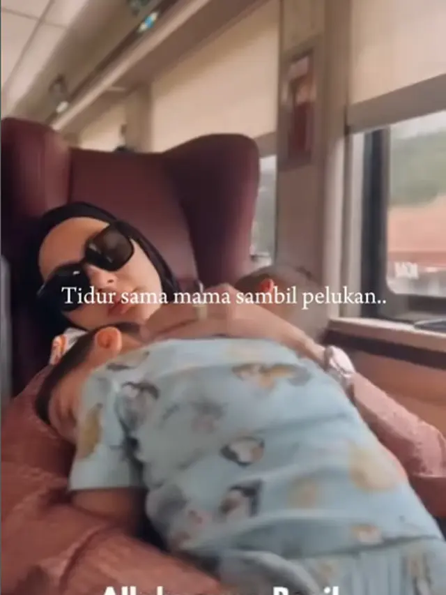 6 Potret Paula Verhoeven Peluk Cium Anaknya Sebelum Terpisah 6 Bulan, Pasrah dengan Keputusan Pengadilan