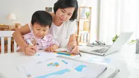 Kiat Mengasuh Anak untuk Ibu Bekerja (Dragon Images/shutterstock)