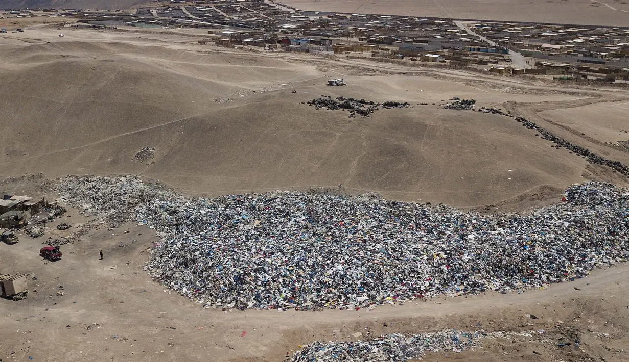 Pemandangan gunungan pakaian bekas yang menutupi gurun pasir di dekat lingkungan La Mula di Alto Hospicio, Chile, Senin (13/12/2021). Chile adalah importir besar pakaian bekas, dan barang-barang yang tidak terjual dibuang di sini. (AP Photo/Matias Delacroix)