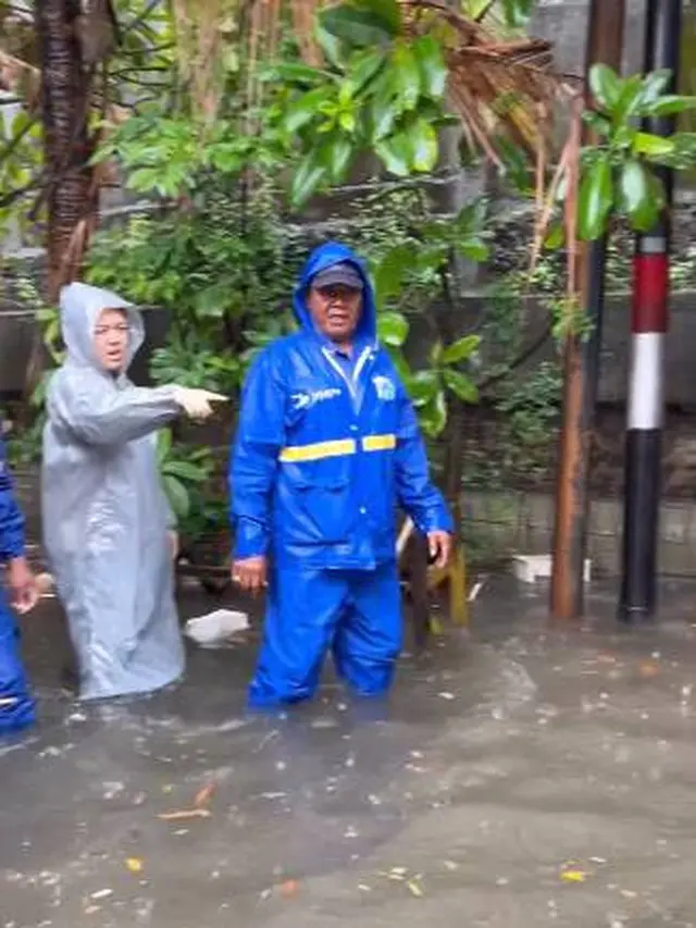 Pakai Mantel Kresek, Ini 7 Momen Tina Toon Tinjau Lokasi Banjir yang Tuai Banyak Pujian
