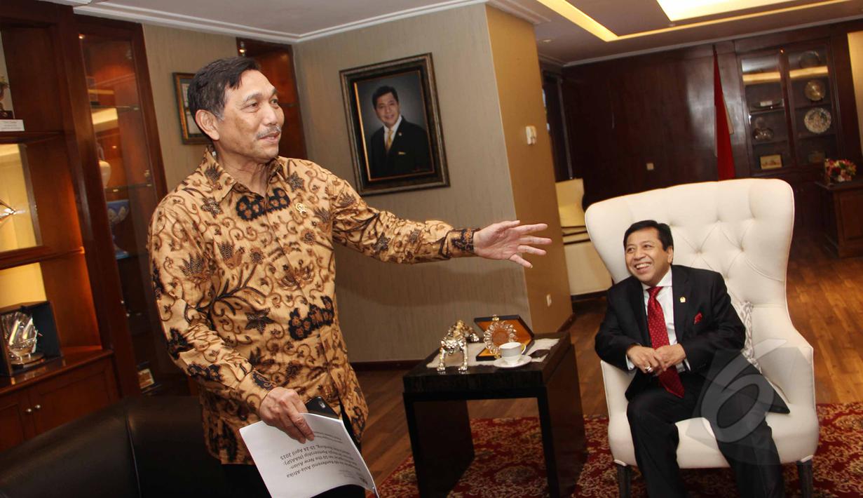 Kepala Staf Kepresidenan, Luhut Binsar Pandjaitan (kiri) berbincang dengan Ketua DPR RI Setya Novanto, Jakarta (2/4/2015). Kedatangan Luhut dalam rangka berkordinasi terkait pelaksanaan dan peringatan KAA ke-60 di Bandung. (Liputan6.com/Helmi Afandi)