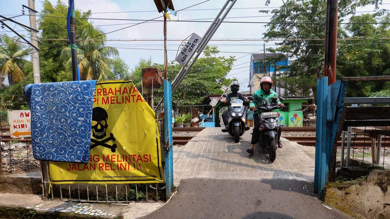 FOTO: Perlintasan Liar Tebet Ditutup Demi Keselamatan Warga