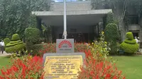 Halaman depan&nbsp;Indian Institute of Management Bangalore (IIMB). Foto diambil pada Selasa (30/9/2025). (Dok. Liputan6.com/Khairisa Ferida)