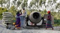 Buruh bekerja di pabrik batu bata semen, Bangalore, India, 24 Mei 2022. (Manjunath Kiran/AFP)
