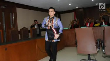 Tersangka dugaan suap terhadap Ketua Pengadilan Tinggi Manado Sudiwardono, Aditya Anugrah Moha usai menjalani sidang perdana di Pengadilan Tipikor, Jakarta, Rabu (28/2). Sidang mendengar pembacaan dakwaan JPU. (Liputan6.com/Helmi Fithriansyah)