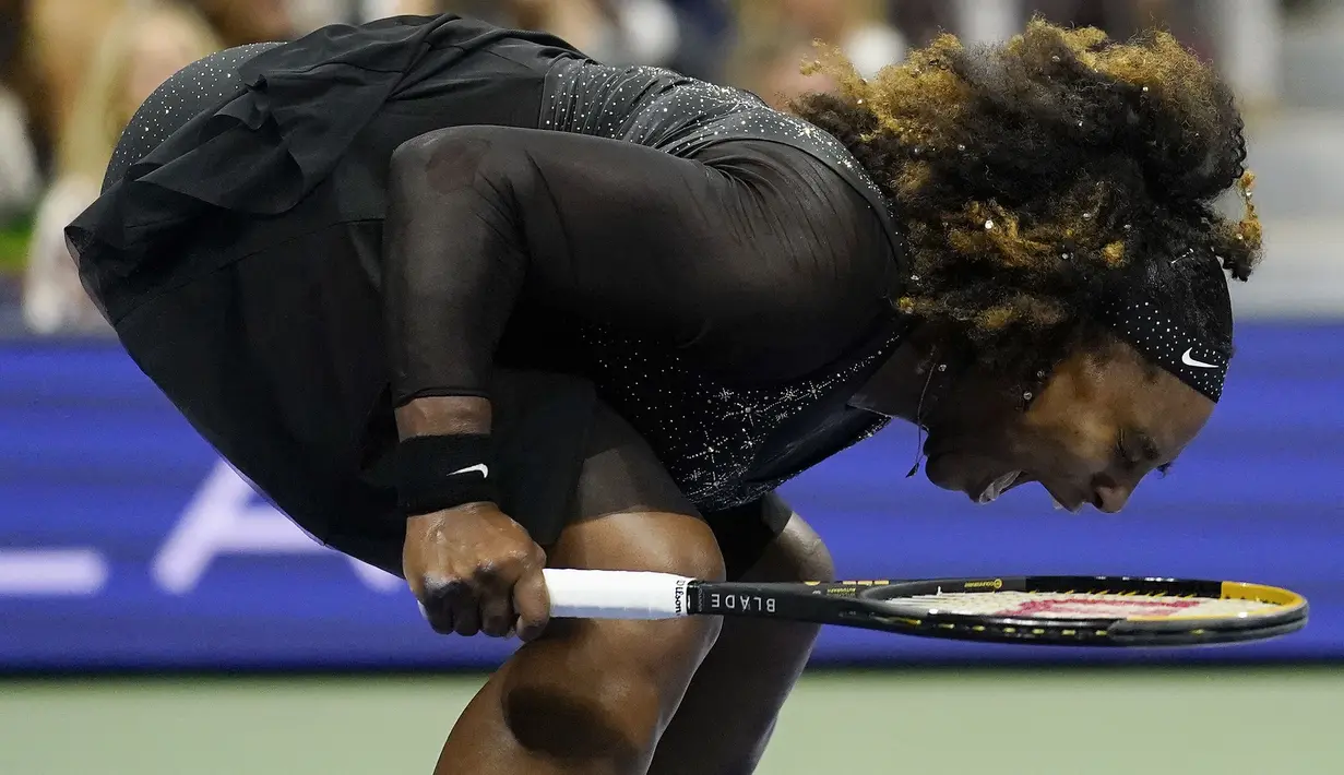 Laga pun kemudian lanjut hingga melewati deuce dan tie-breaker. Hingga, Serena Williams pun berhasil menutup set kedua dengan kemenangan 7(7)-6(4). (AP/Charles Krupa)