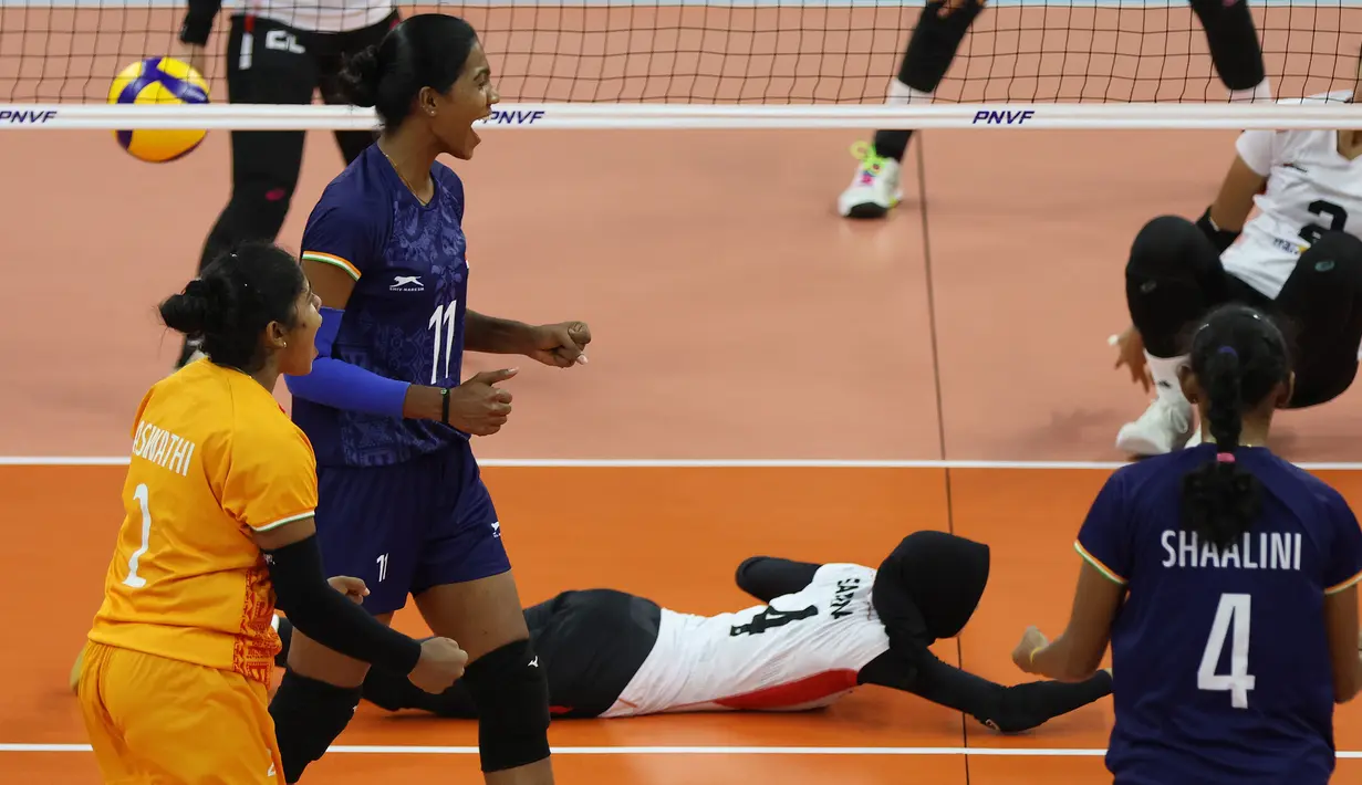 Selebrasi para pemain Timnas voli putri India setelah mencetak angka saat menghadapi Indonesia pada laga klasifikasi peringkat 5-8 AVC Challenge Cup 2024 di Rizal Memorial Coliseum, Manila, Filipina, Selasa (28/5/2024). India menang 3-1 (25-16, 30-32, 25-20 dan 26-24). (Asian Volleyball Confederation)