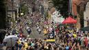 Iringan pebalap sedang berlomba di Etape 3 Tour de France yang berjarak 159.5 km antara Antwerp dan Huy, Belgia. (7/7/2015). (AFP PHOTO/ERIC FEFERBERG)