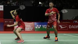 Ganda campuran Indonesia, Rinov Rivaldi/Pitha Haningtyas Mentari, saat menghadapi ganda Chinese Taipei, Lee Jhe-Huei/Hsu Ya Ching, pada laga Indonesia Masters 2020 di Istora Senayan, Jakarta, Selasa (14/1). Rinov Rivaldi/Pitha Haningtyas Mentari kalah 15-21 dan 13-21. (Bola.com/Yoppy Renato)