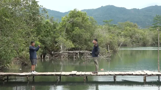 Dikelilingi oleh pepohonan hijau menciptakan ketenangan bagi siapa pun yang datang ke Danau Asam, Lampung Barat. Foto : (Liputan6.com/Ardi).