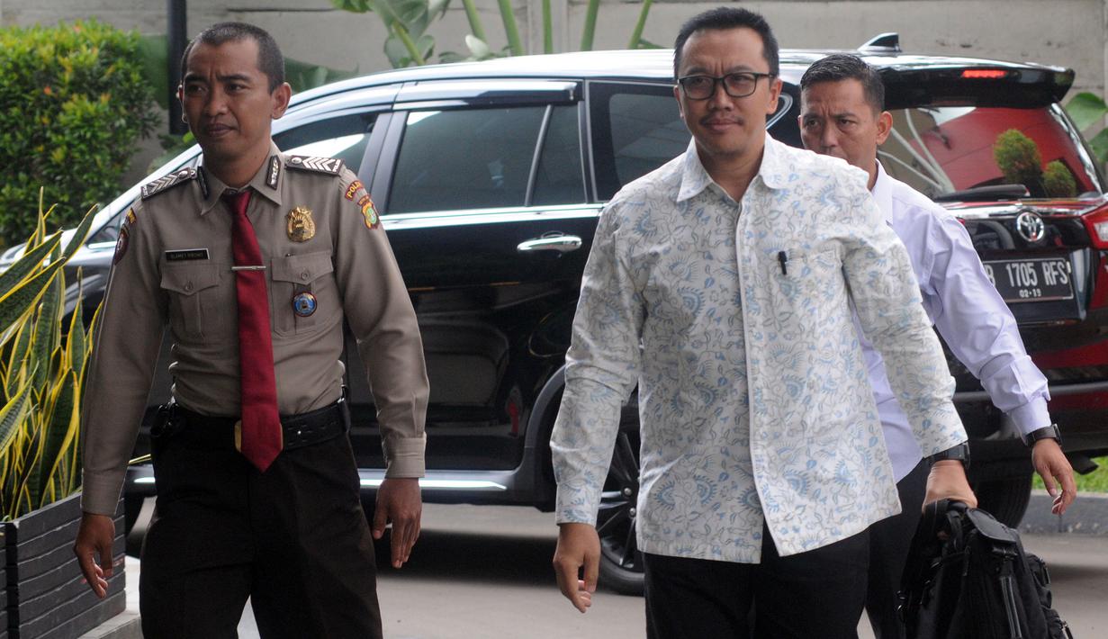 Menpora Imam Nahrawi, berjalan saat tiba di Gedung KPK, Jakarta, Kamis (24/1). Dirinya diperiksa sebagai saksi untuk tersangka Sekjen KONI, Ending Hamidy, terkait suap dana hibah dari Kemenpora ke KONI. (Merdeka.com/Dwi Narwoko)