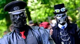 Peserta mengenakan topeng dan pakaian seperti tentara saat mengikuti Victorian Picnic selama festival Wave Gotik Treffen (WGT) di Leipzig, Jerman (6/2). Mulai 1992, pesta Gothik ini beralih di Leipzig, hingga sekarang. (AFP Photo/Tobias Schwarz)